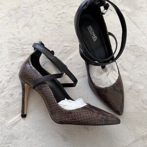 Michael Kors Jeannie Pump Pattern in Embossed Leather Brown and Black